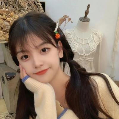 给小酒馆女子喝高杯酒